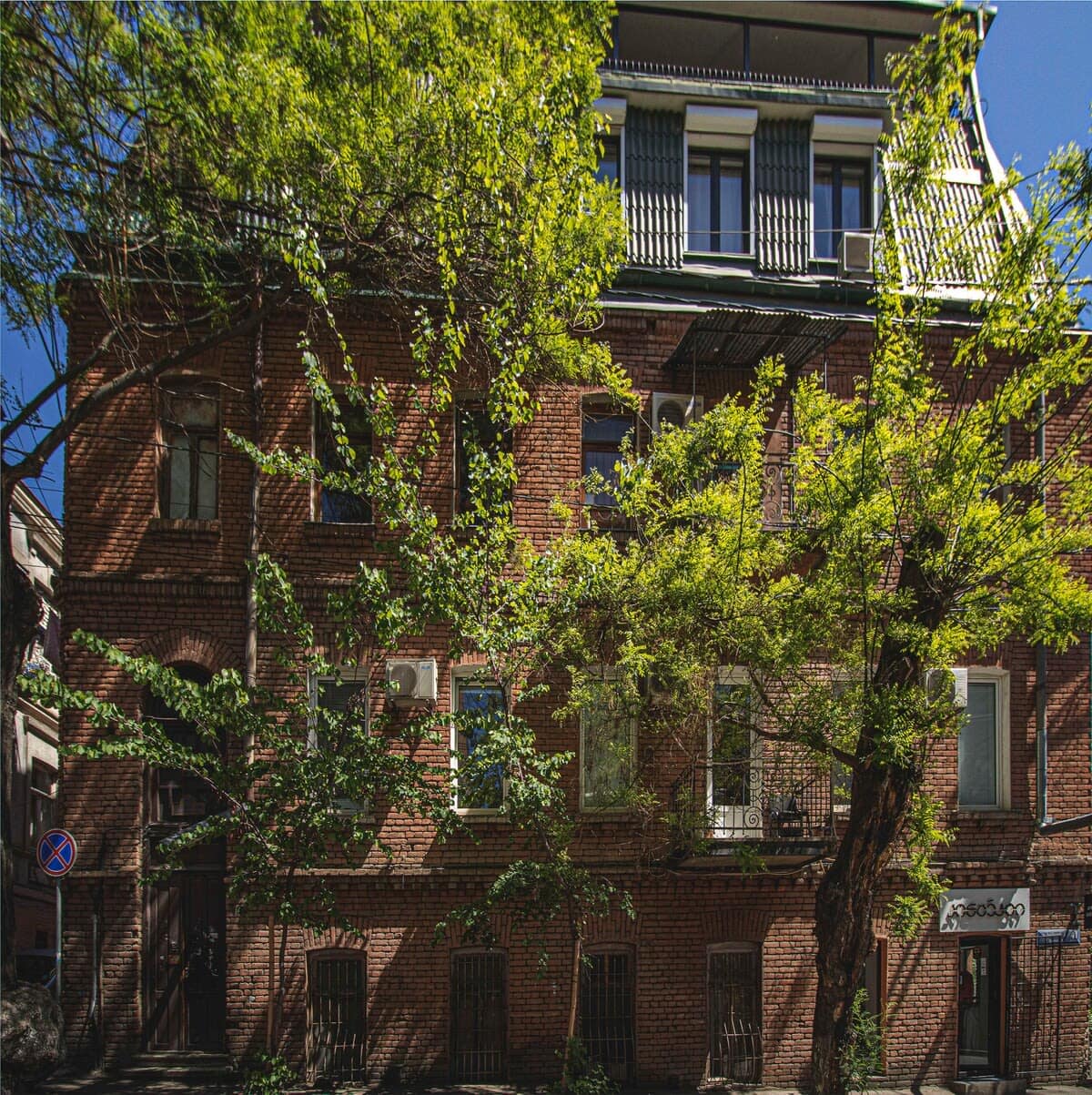 Nestled in a highly sought-after area, this accommodation offers easy access to top attractions, vibrant cafés, and cultural landmarks