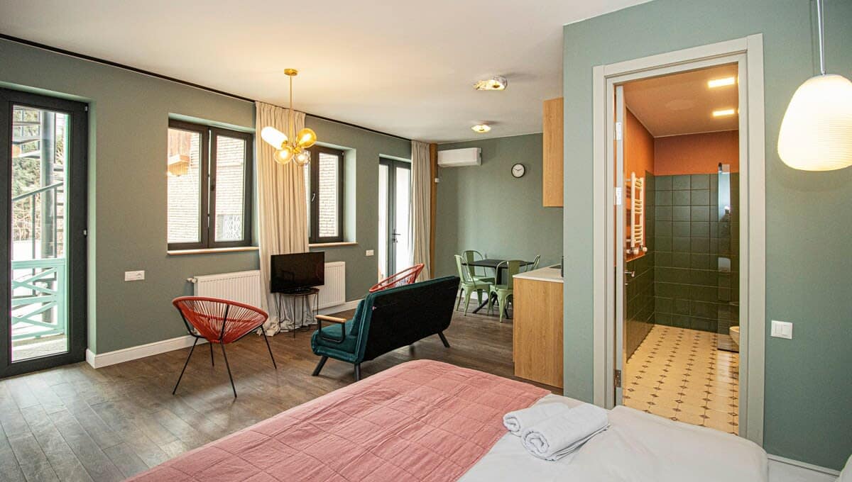Chic Abanotubani Apartment - Prime Location in Old Town