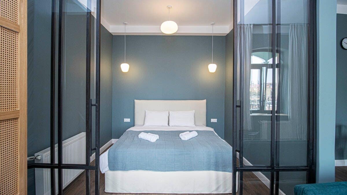 A comfortable queen-size bed with fresh linens guarantees your comfort.