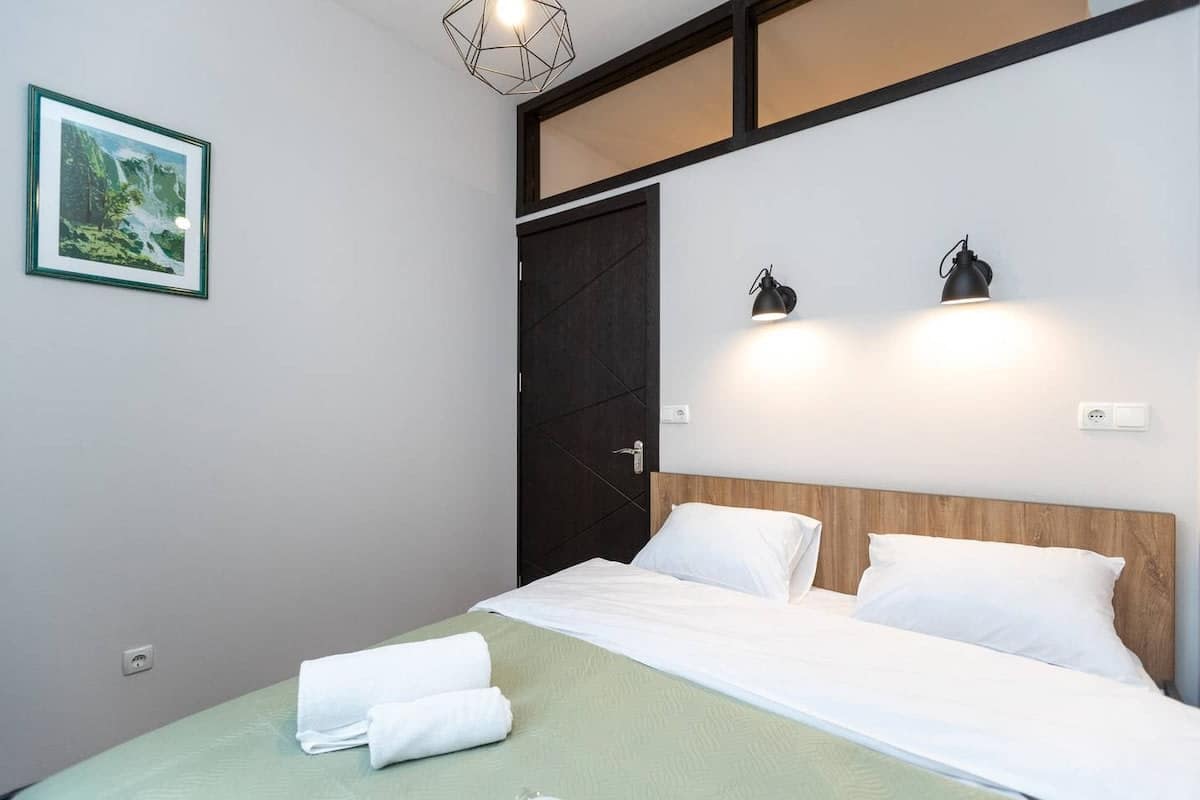 Cozy 1 Bedroom Nest Near Fabrika for Couples in Chugureti
