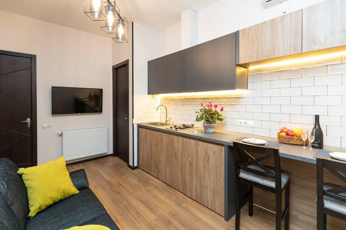 From cookware to appliances, this fully equipped kitchen is ready for anything from a quick snack to a full homemade dinner