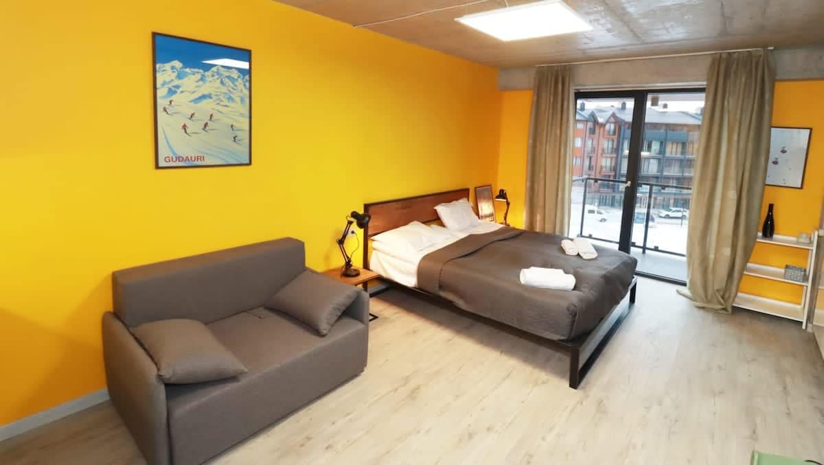 The apartment is so bright and cheerful, with plenty of natural light streaming in from the snow outside!