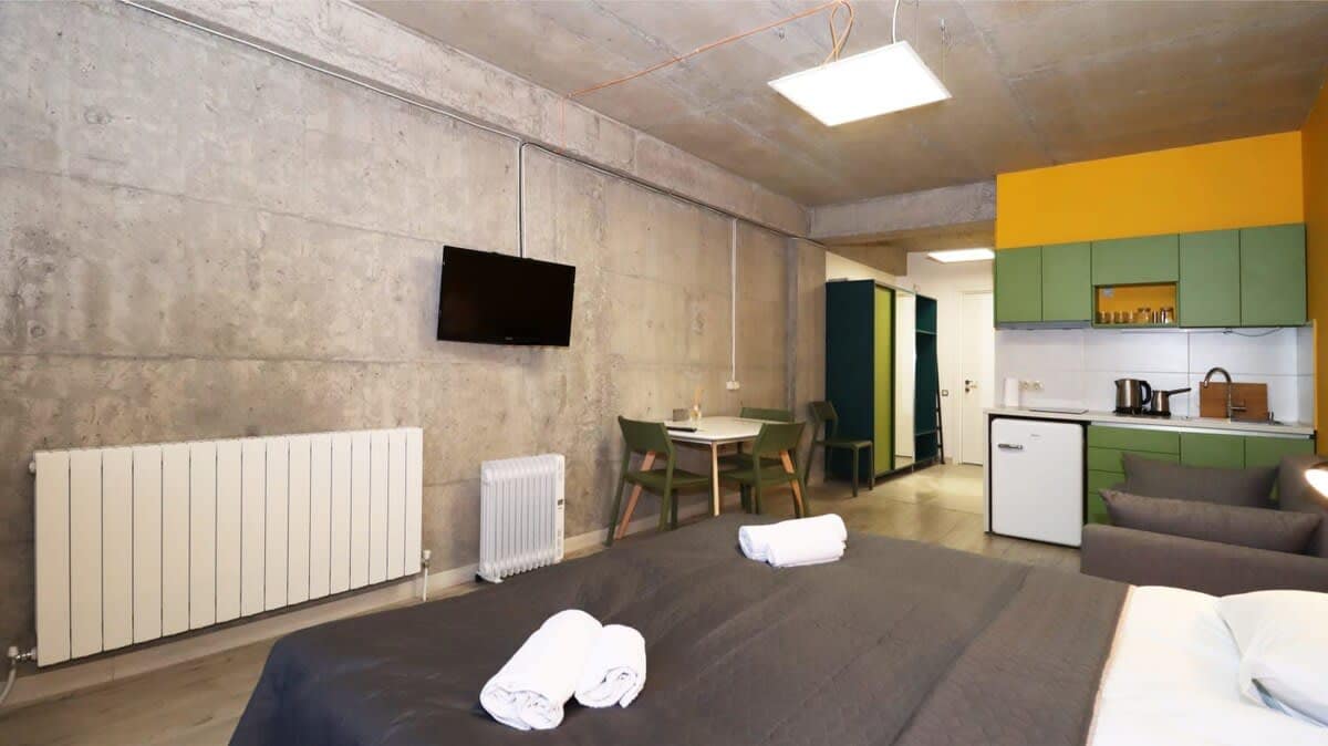 Welcome to your cozy studio apartment! It has everything you need, including a heating system, TV, a comfy bed with a convertible sofa, and a dining table for three. Plus, you'll enjoy a full kitchen for your meal prep!