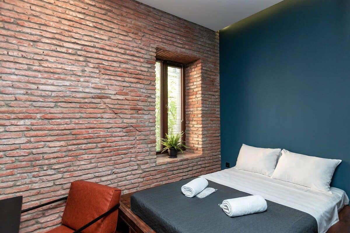 This inviting studio offers a cozy double bed bedroom