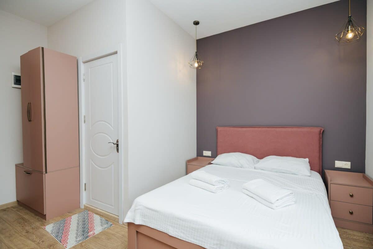 Dressed in high-quality, fresh linens, it offers the perfect blend of comfort and style