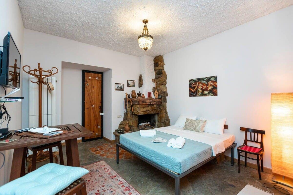 Traditional Apartment in Tbilisi's Heart in Mtatsminda