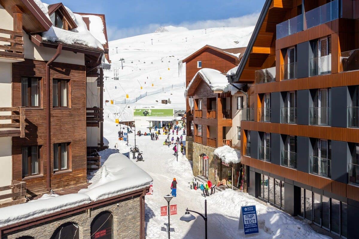 Positioned in the vibrant Redco Building 4, the apartment benefits from an elevator, a 24-hour front desk, and convenient ski-in/ski-out access. On-site restaurants and common area Wi-Fi simplify every aspect of your stay.