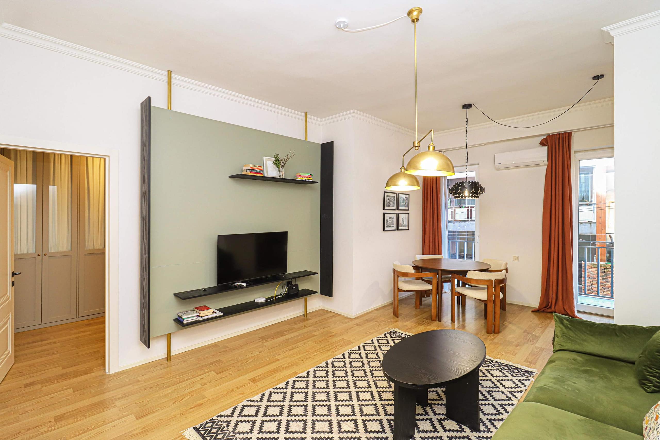 Modern Central Apartment Near Stamba in Vera