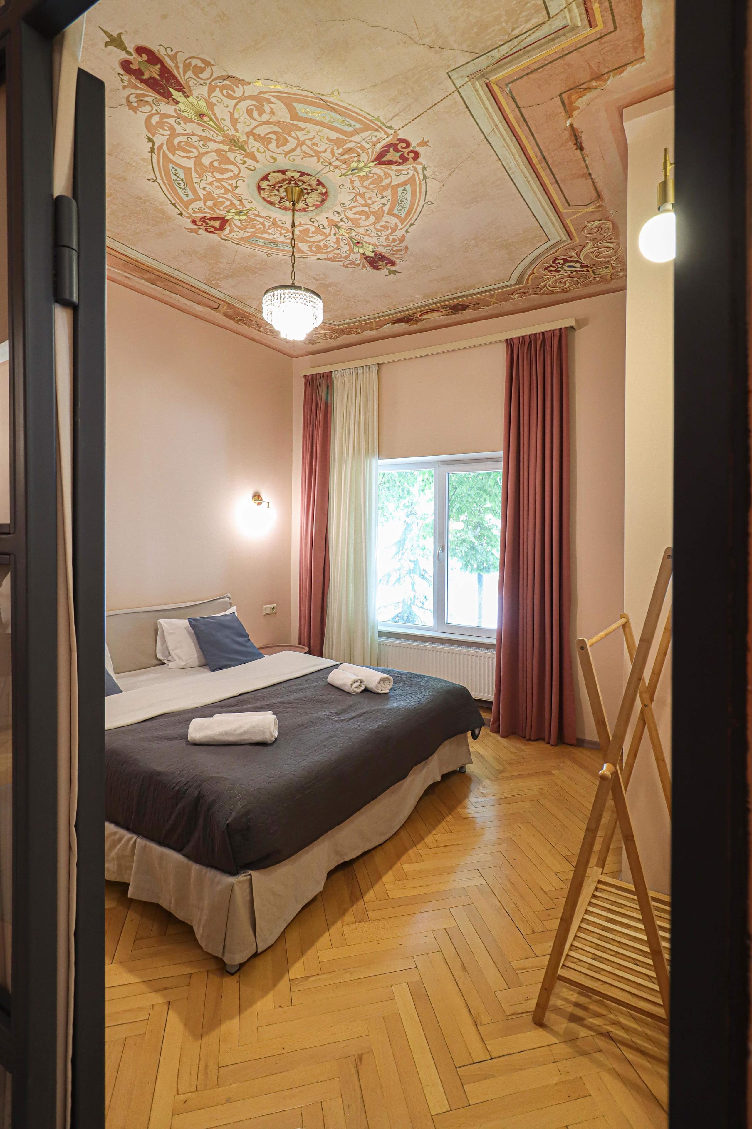 Peaceful 1 Bedroom Steps from Orbeliani Square in Mtatsminda