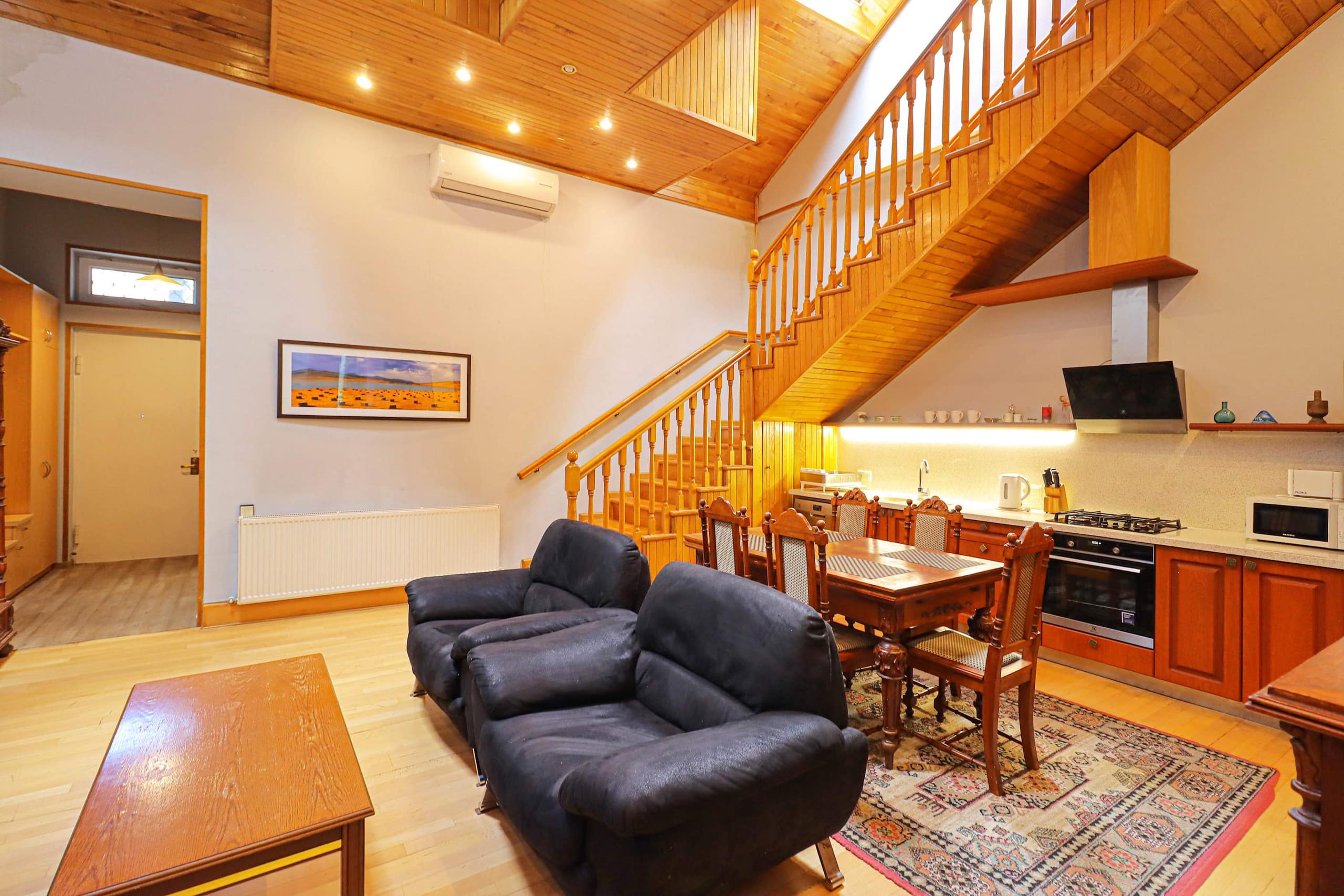 Spacious 4 Bedroom Family Apartment on Aghmashenebeli Ave in Chugureti