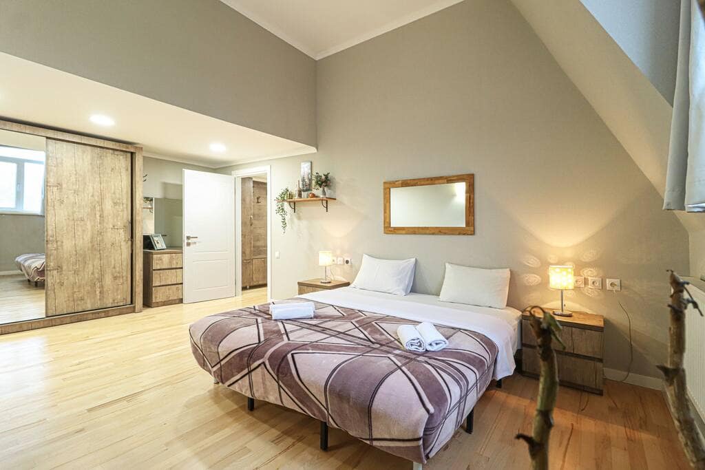 Cozy Central 2 Bedroom Apartment in Mtatsminda