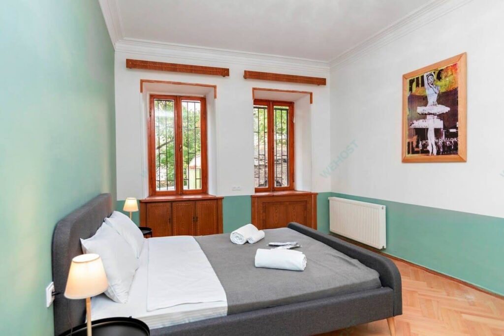 Spacious 3-room Apartment for Rent in Sololaki image 2