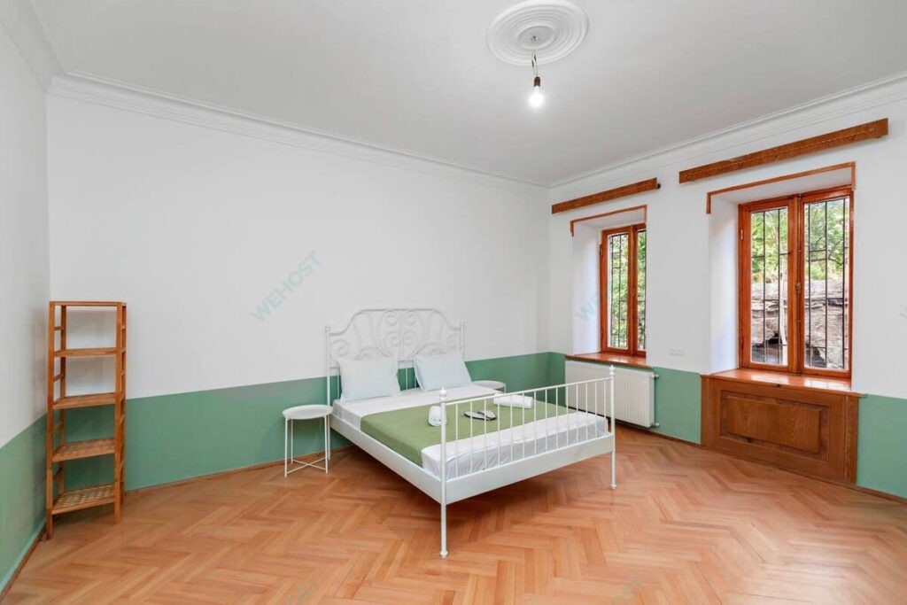 Spacious 3-room Apartment for Rent in Sololaki image 4